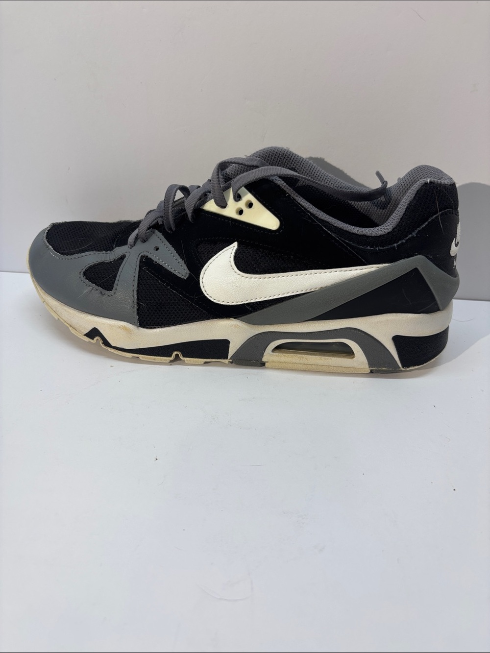 Nike Air Structure men’s Black, Gray & White Low-Top Running Sneaker size 8.5